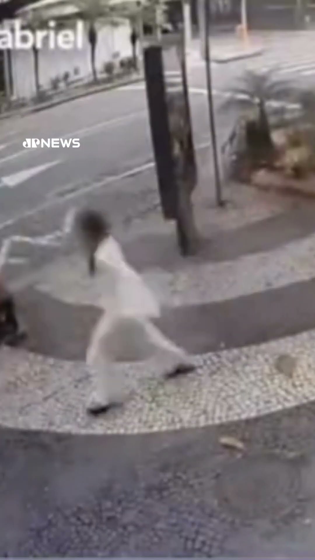 Mulher é arrastada por bandido de moto em tentativa de assalto no Rio de Janeiro #Shorts