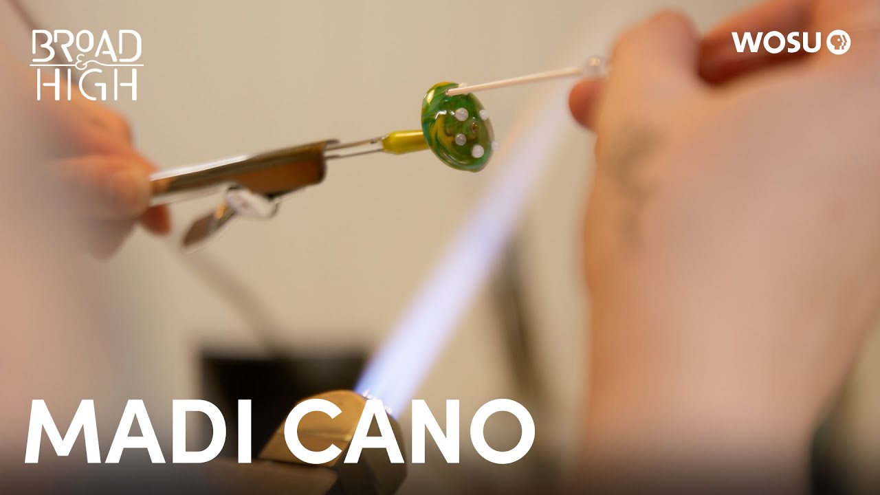 Художник по стеклу создает все виды изделий, от выдувного стекла до витражей.