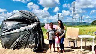 FAMÍLIA MORA EM UMA COBERTA DE PLÁSTICO