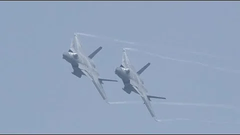 China’s Latest Stealth Fighter J-20 Stages Wonderful Performance at Air Show - DayDayNews
