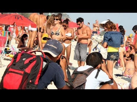 Bruno Gissoni curte praia em dia de sol no Rio