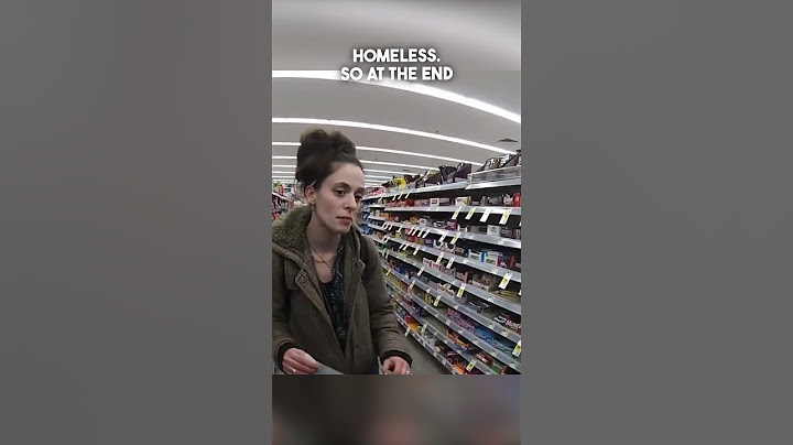 Police officer buys a homeless woman items after she tried to shoplift ❤️
