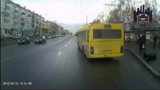 В Красноярске из отъезжающего с остановки автобуса выпал пассажир