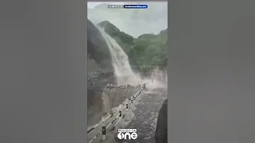 തെങ്കാശി കുറ്റാലം വെള്ളച്ചാട്ടത്തിൽ മിന്നൽ പ്രളയം.. ദൃശ്യങ്ങള്‍ | Flash Flood in Kutralam waterfalls