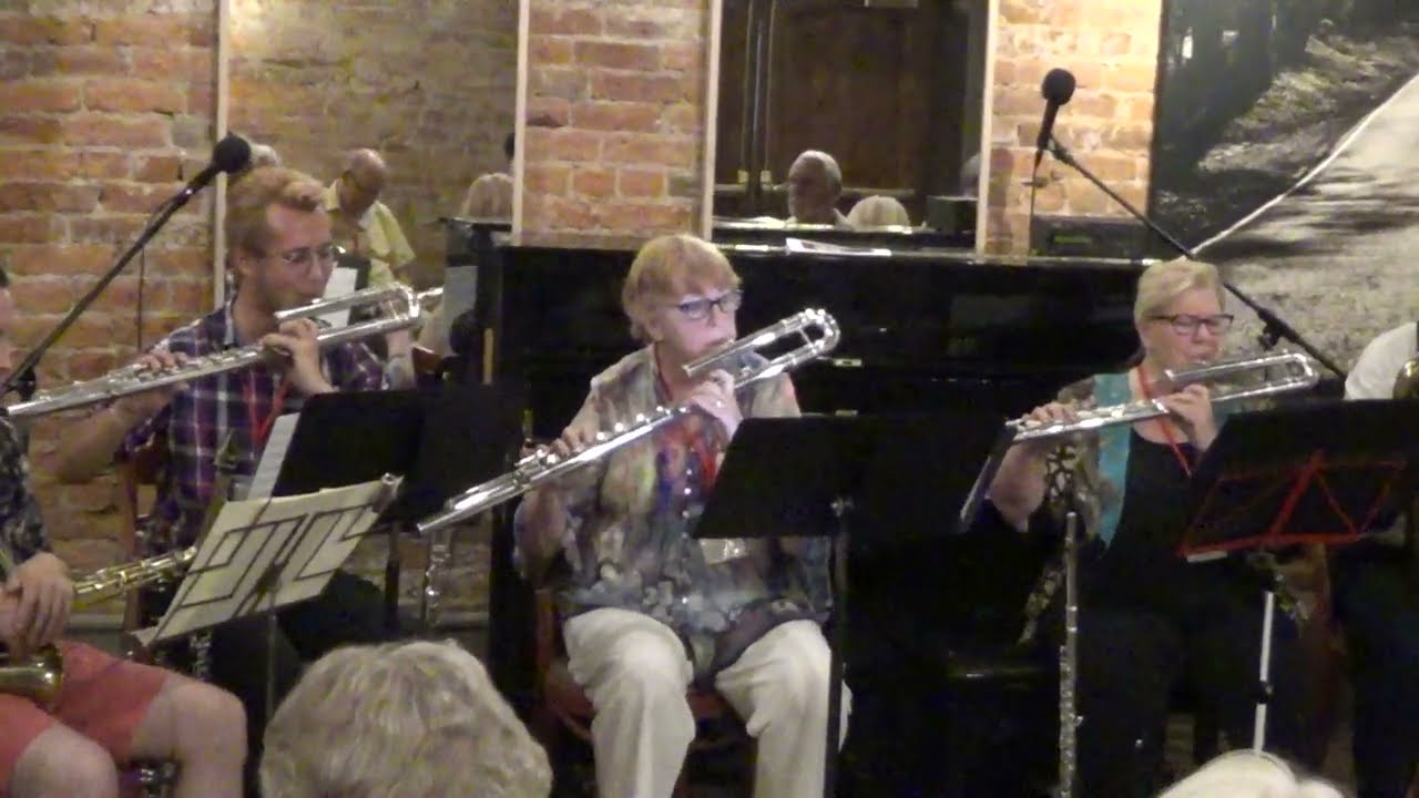 Guarda Cassandra (1918) by George Tompkins, with 3 bass flutes! su YouTube Guarda Cassandra (1918) by George Tompkins, with 3 bass flutes! su YouTube