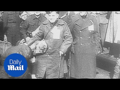 Moment soldier removes artificial limb when arriving back home - Daily Mail