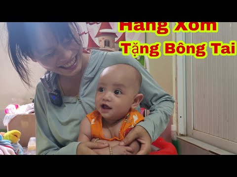 Video Thiếu Nữ Xinh Đẹp bất ngờ được Cô hàng xóm tặng Bông... - youtube