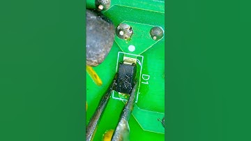 easily soldering a smd diode. #diyelectronics #howtosoldering #solderingtips #solderingtool