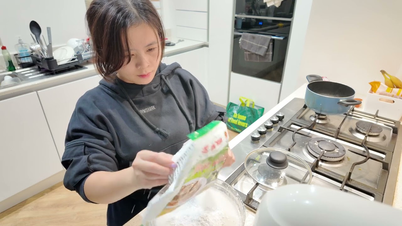 Ở tận Châu Âu mà thèm ăn bánh đúc nóng Hà Nội thì phải làm sao?