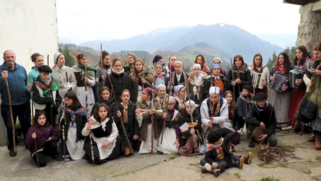 'Oles, oles, lurra esna zaitez!' abestia, Atxutxiamaikako santa eskeko taldeak kantatua