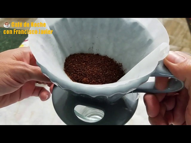 Papel de filtro plegable para preparar café, toma de cerca en un