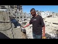 نازحون يتفقدون مكان استشهاد مهند فروانة الذي ارتقى في اليوم المحدّد لزفافه في خان يونس جنوب قطاع غزة