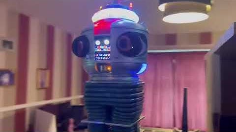 Moebius Models 1:6 Scale Lost in Space Robot B9 Model Kit built and lit with  PSU