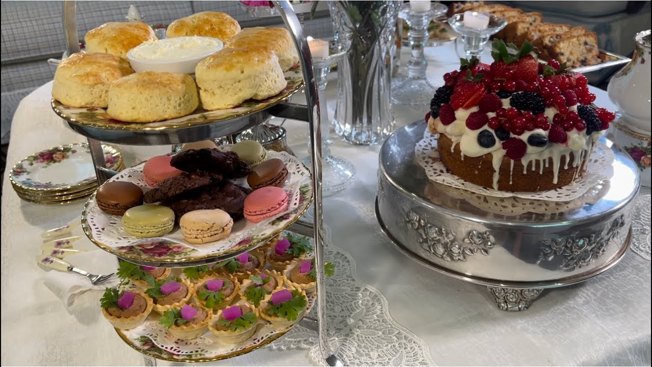 شاي العصر مع الذ واهش سكونز مع القشطه الخاصه وكيكة الفواكة الانجليزيه