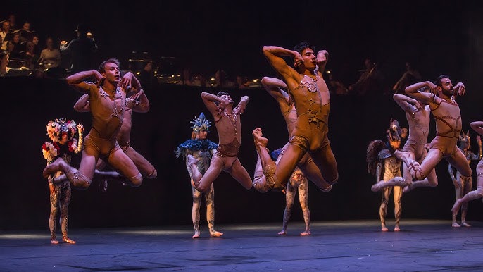 Una bambina ballerina sta ballando sul palco in tutù su scarpe da punta con  un tamburello, una variazione classica di esmeralda.