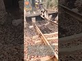 線路の保線作業 : 掘削機で枕木と砕石を交換する現場