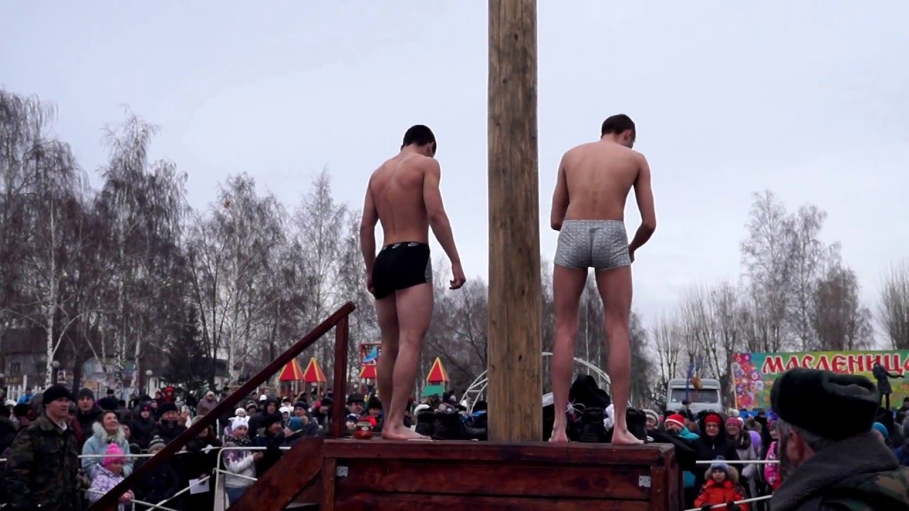 Лазанье на столб на масленицу. - YouTube