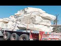شاحنات تحمل صخور ضخمة مربوطة بحبل 