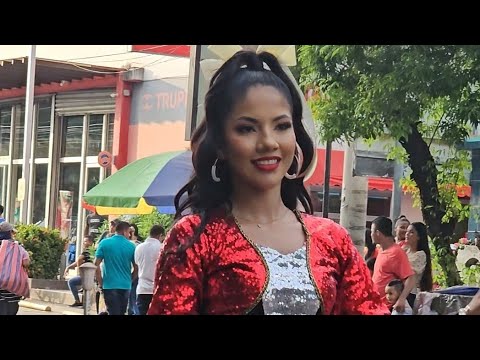 YAHAIRA PADILLA 😍 Súper Cachiporrista Ilobasco Latin Band - YouTube