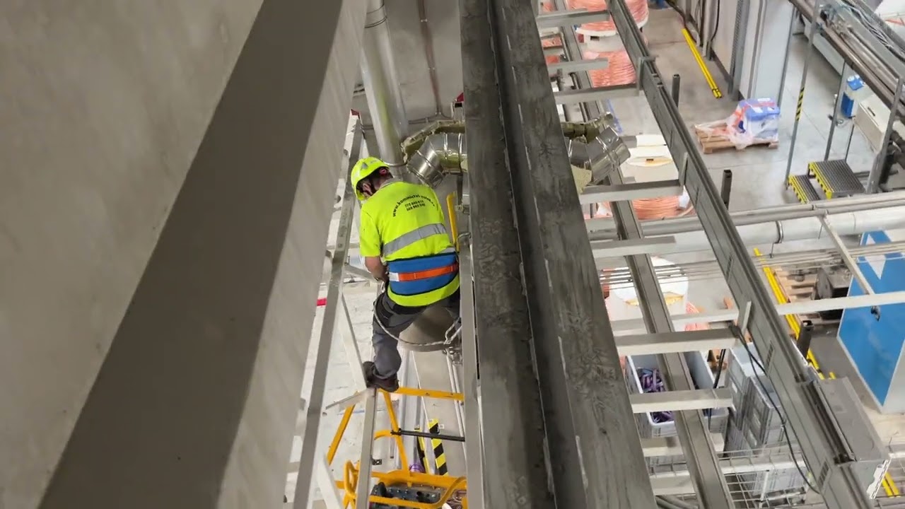 Demontáž komínů na fabrice