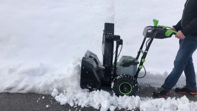 EGO Akku Schneefräse SNT2400E-K2753 im Schnee, mit der zweistufigen Fräse  im Härtetest 