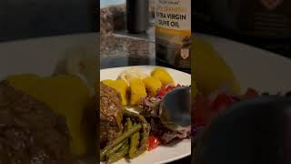 Ensalada de pepino, tomate, cebolla, repollo, morado, sazonar con limón, sal y aceite de oliva.