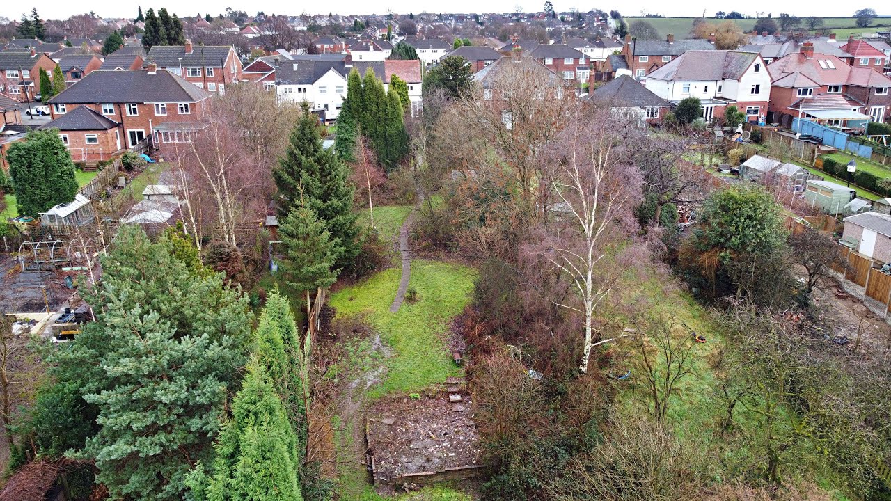 Hockley Road, Wilnecote. 2 Bedroom Cottage with large garden
