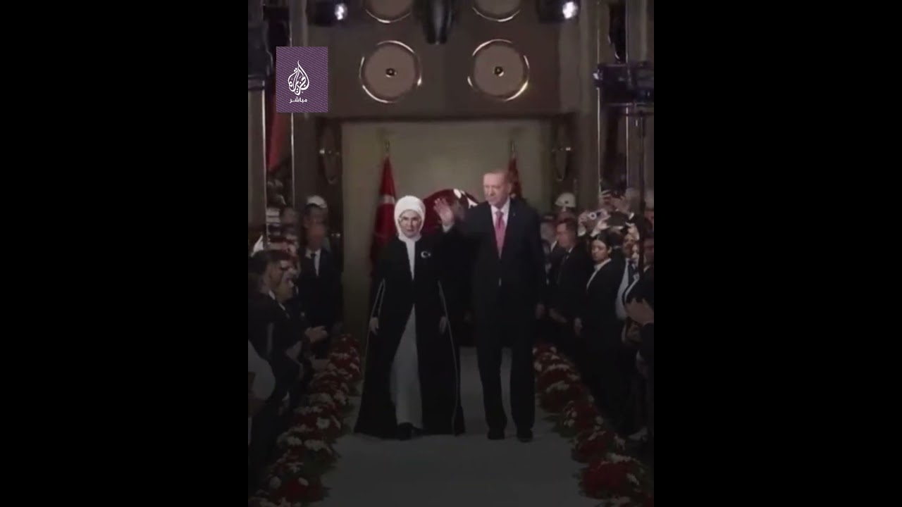 تصفيق بحرارة أثناء استقبال أردوغان وعقيلته