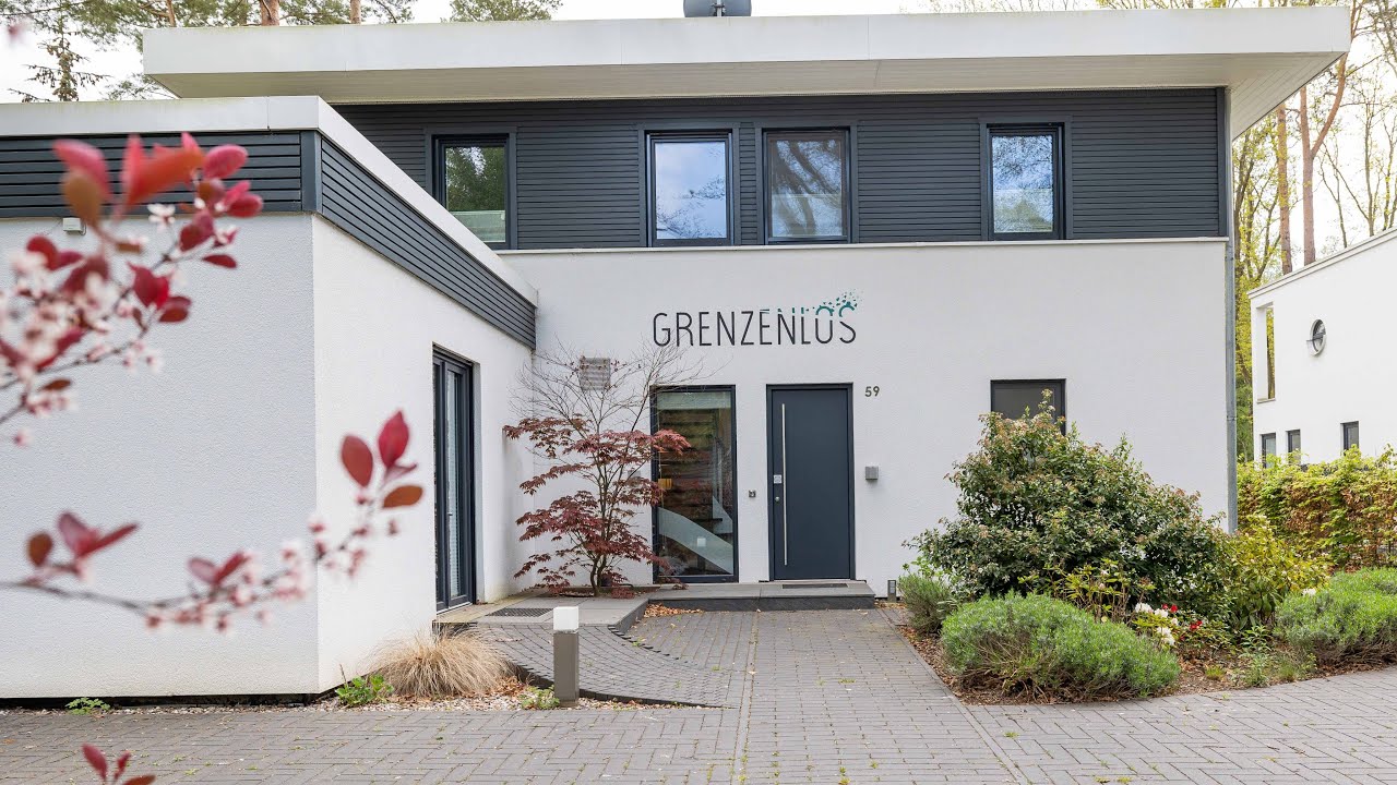 Premium Bauhaus Ferienvilla – 160 m² Wohnfläche auf 950 m², Strand fußläufig, mit Sauna & Wallbox!