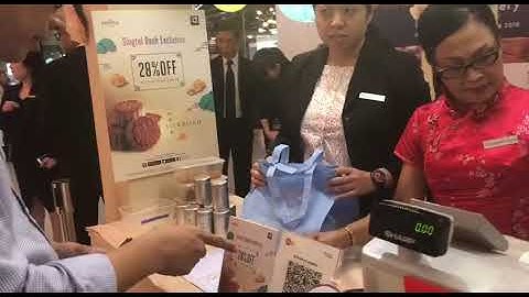 Customer uses SGQR to pay for items