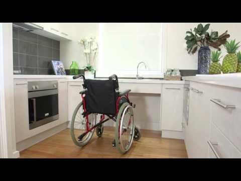 Video: User Friendly pentru scaunele cu rotile și adidașii similare: Magnolia Mid-Mod House în Seattle