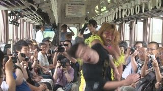 技掛け豪快、列車プロレス 真剣勝負に観客熱狂
