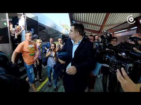 მატარებლის გაღიზიანებულმა მგზავრმა მიხეილ სააკაშვილს ხელი დაარტყა