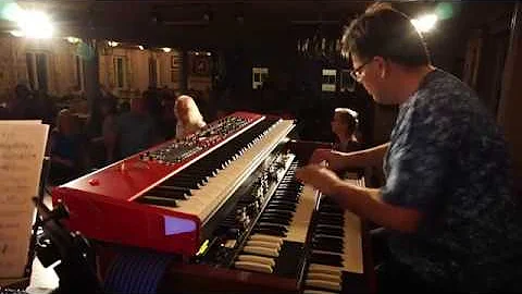 Hammond organ solo XK-5 Leslie 147  "Oye como va" ...