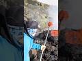 溶岩をお土産に? ガイドたちの裏ワザ