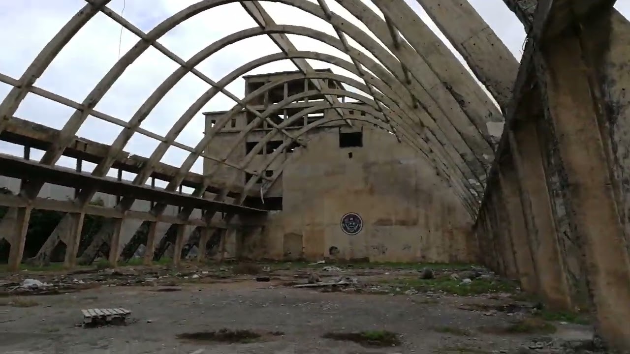Entrando en una nave industrial abandonada.
