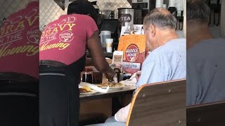 Kind Restaurant Worker Helps Cut Food for Veteran With Injured Hand