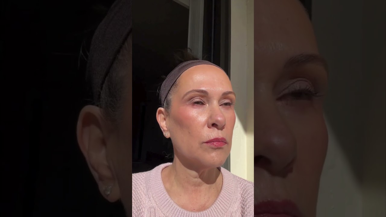 Зимний макияж для зрелой кожи: увлажненная, сияющая и молодая.