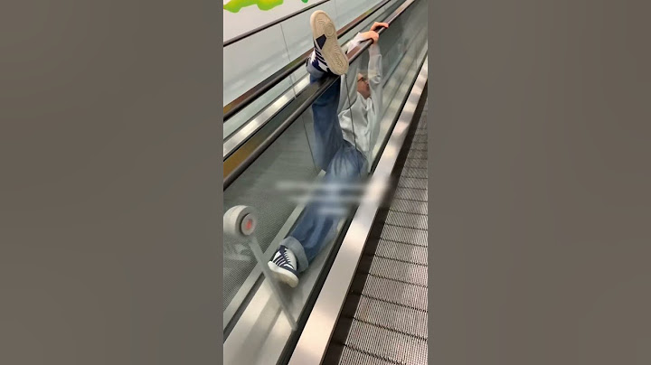 She got stuck between the escalators 😱