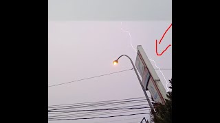 DETIK DETIK PETIR MENYAMBAR TIANG LISTRIK