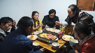 小李在家搭起了烧烤摊，五花肉火腿加各种蔬菜，一群人围着好热闹