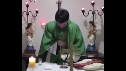 sacerdote se tienta en plena misa