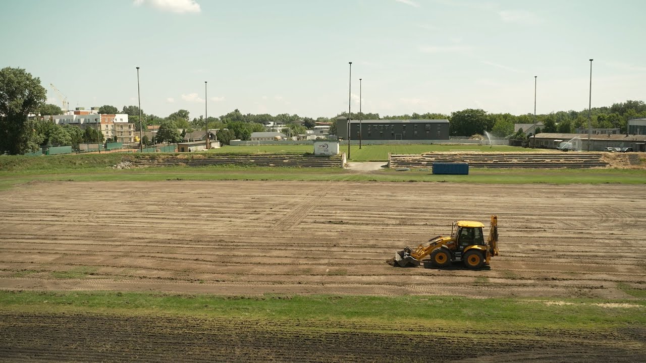 Elkezdődött a komáromi labdarúgó stadion felújítása