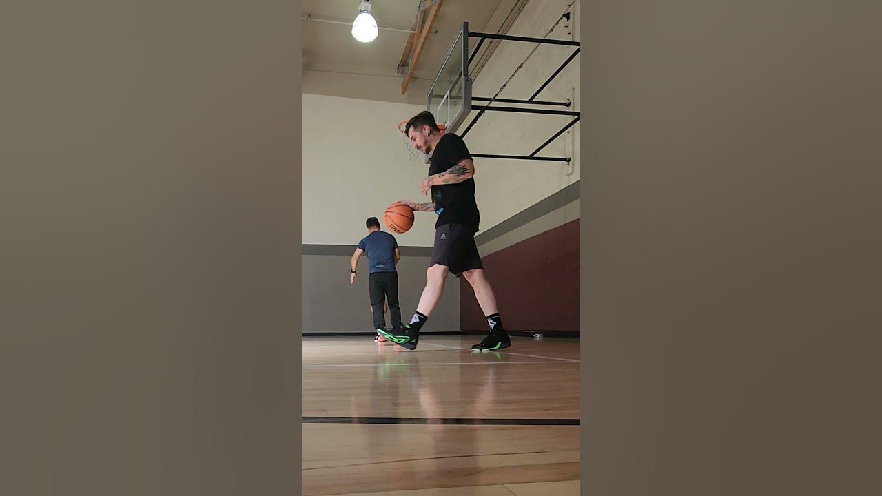 shooting-at-esporta-fitness-basketball-geopram58-shorts-esporta