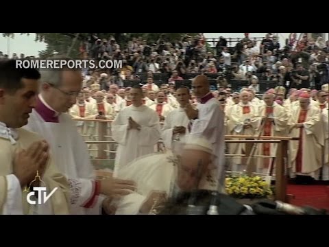 Pope Francis falls during Mass in Czestochowa