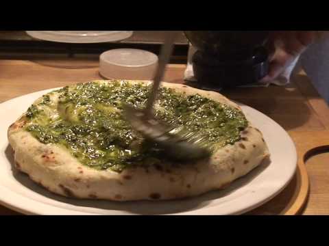 Wideo: Pizza Pesto-Boczkowo-Pomidorowa Z Topperiem Z Rukoli