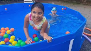 #Desafio na #Piscina 2 [Quem Pegar mais Bolinhas com os Olhos Vendados GANHA]