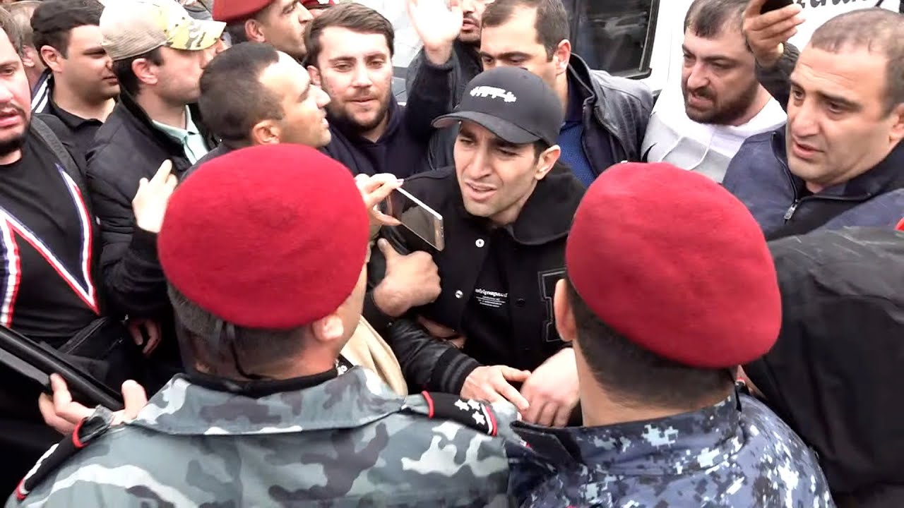 Տեսանյութ. Ոստիկանները ուժով բացեցին Բաղրամյան պողոտան. Կարմիրբերետավորները բերման ենթարկեցին Լեւոն Քոչարյանին