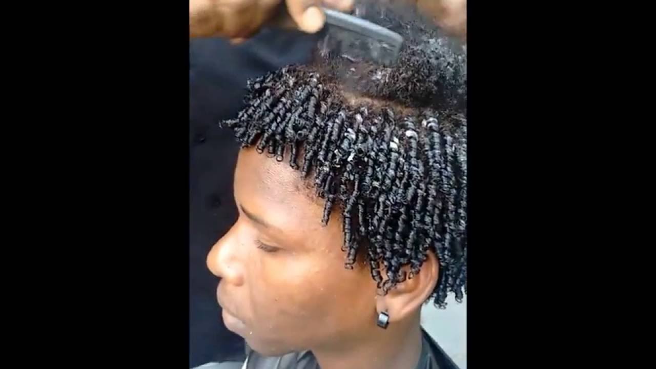 enrolando cabelo masculino