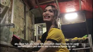 Potret Kehidupan : Angle Transpuan Asal Depok